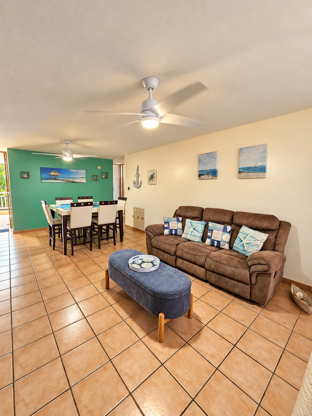 Sala acogedora y comedor del apartamento