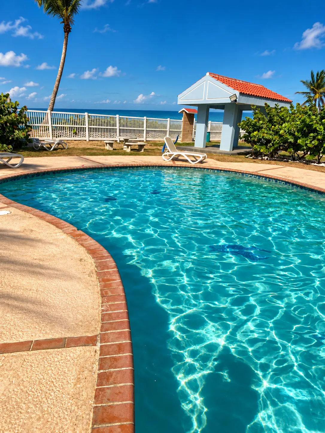 Piscina con vista al mar